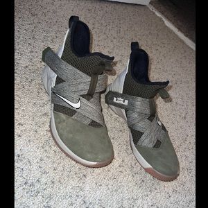 Nike Mens basketball shoes